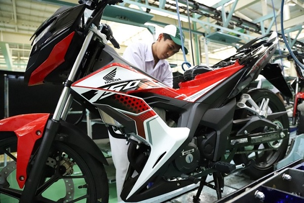 Karyawan AHM tengah melakukan proses perakitan sepeda motor New Honda Sonic 150R di pabrik AHM, Karawang, Jawa Barat (Jabar), beberapa waktu lalu. (Semarangpos.com-Astra Motor Jateng)