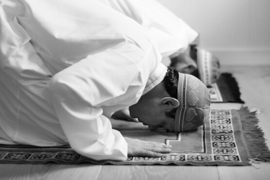 Ilustrasi orang beribadah. (Freepik.com) ibadah Dzulhijjah