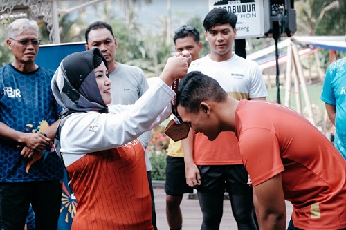 Pengenalan jersey dan medali Borobudur Marathon 2019. (Istimewa)