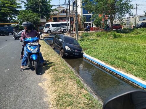 Mobil terperosok ke selokan di Klodran, Colomadu, Karanganyar. (Solopos-Burhan Aris Nugraha)