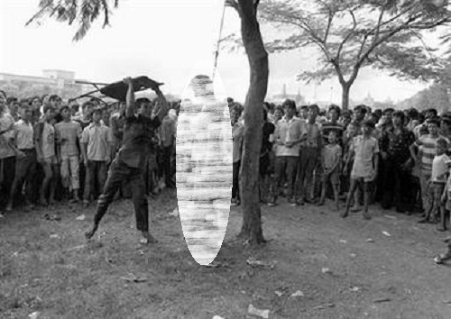 Mahasiswa digantung dan dipukuli di sekitar Universitas Thammasat, Thailand dalam Pembantaian Universitas Thammasat, 1976. (Wikimedia.org)