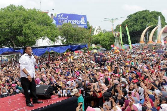 Didi Kempot menyanyikan lagu Kalung Emas sambil menyapa para Sobat Ambyar saat konser HUT Korpri-PGRI di Alun-alun Sasana Langen Putra Sragen, Sabtu (30/11/2019). (solopos/Tri Rahayu)