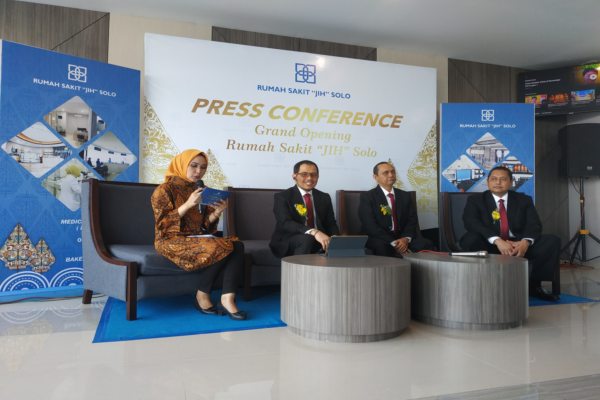 Public Relations RS JIH Solo, Sri Retno Sariningrum (kiri), saat memandu konferensi pers bersama jajaran direksi RS JIH Solo, Sabtu (9/11/2019) siang. (Solopos/Ichsan Kholif Rahman)