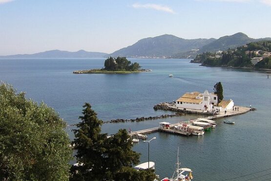 Panorama pantai di Pulau Corfu. (Wikimedia.org)