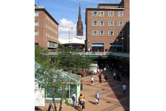 Panorama Coventry dengan menara katedral yang hancur setelah dibombardir Jerman, 1940. (Wikimedia.org)