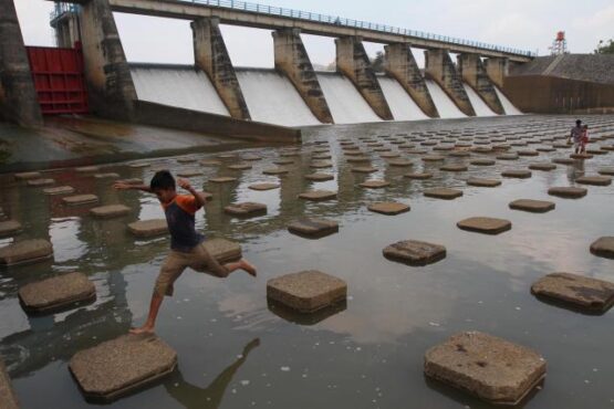 Anak-anak bermain di Dam Colo, Nguter, Sukoharjo. (Solopos-Dok.) dam colo sukoharjo ditutup