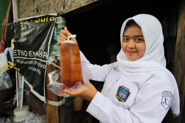 Oxana Firsta menunjukkan es teh yang dibelinya di warung wedagang Pak Sin di Jl. Surya, Purwodningratan, Jebres, Solo, Kamis (21/11/2019). (Solopos/Nicolous Irawan)