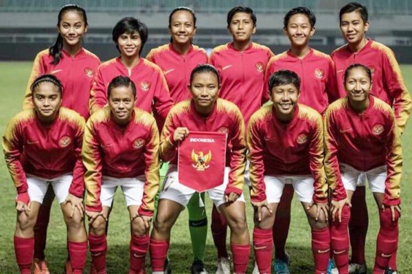 Febriana Kusumaningrum (depan, tengah) berfoto bersama Timnas Sepak Bola Putri sebelum bertanding, belum lama ini. (Istimewa)