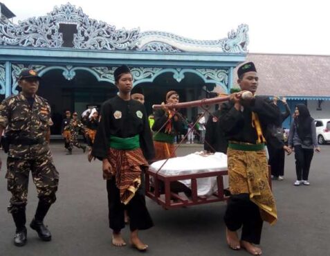 Gamelan Sekaten diusung dari Kompleks Keraton Kasunanan Surakarta Hadiningrat menuju Masjid Agung, Sabtu (2/11/2019). (Solopos-Mariyana Ricky P.D.)