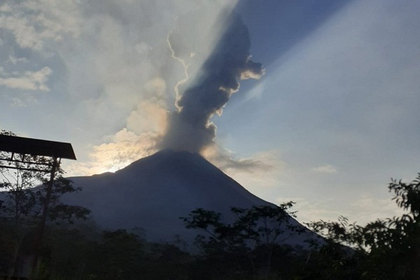 Gunung Merapi Tebar Abu Tipis di Magelang