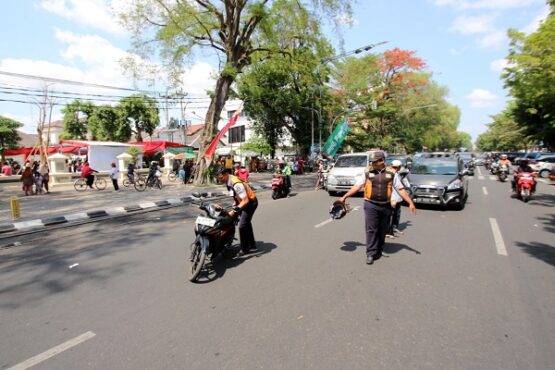 Petugas Dishub Kota Solo menertibkan sepeda motor yang parkir sembarangan di area city walk, Jl. Slamet Riyadi, Solo, Minggu (10/11/2019). (Solopos/Nicolous Irawan)