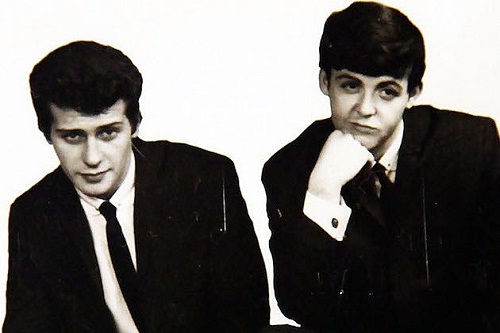 Paul Mc Cartney (kanan) dan Pete Best. (710keel.com)