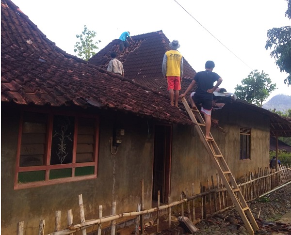Warga memperbaiki atap rumah yang rusak akibat angin puting beliung di Desa Widoro, Sidoharjo, Wonogiri, Sabtu (9/11/2019) sore. (Istimewa/BPBD Wonogiri)