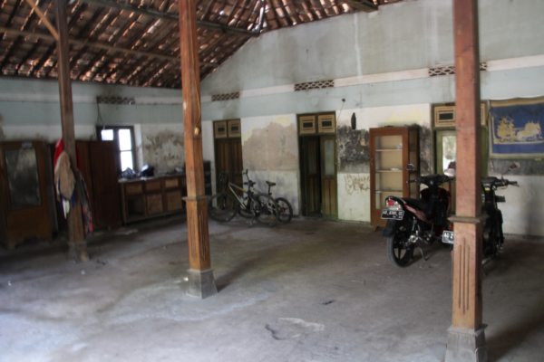 Bagian dalam rumah kuno di kampung Dukuh Sendang, Desa Krakitan, Bayat, Klaten, yang pernah digunakan sebagai rumah sakit darurat oleh Prof. Dr. Sardjito, untuk merawat pejuang kemerdekaan. Foto diambil, Minggu (10/11/2019). (Solopos/Taufiq Sidik Prakoso)