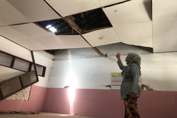 Kepala Sekolah SDN 03, Bolon, Colomadu, Rustini, menunjukkan ruangan kelas III yang atapnya ambrol, Kamis (7/11/2019). (Solopos/Candra Mantovani)
