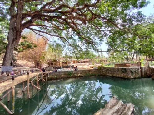 Warga bercengkerama di Wisata Kaliguwo, Dusun Kaliguwo, Pulutan Kulon, Wuryantoro, Wonogiri. (Solopos-Rudi Hartono) Wisata Wonogiri Pemkab