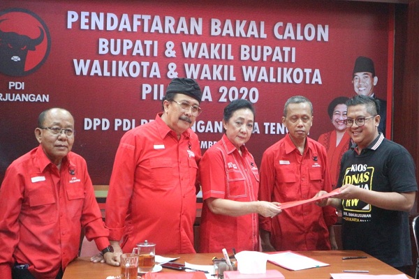 Aris Joko Saraswo (paling kanan) saat mengambil formulir pendaftaran bakal calon (balon) Wali Kota Solo di Kantor DPD PDIP Jateng, Kota Semarang, Selasa (10/12/2019). (Semarangpos.com-Humas PDIP Jateng)