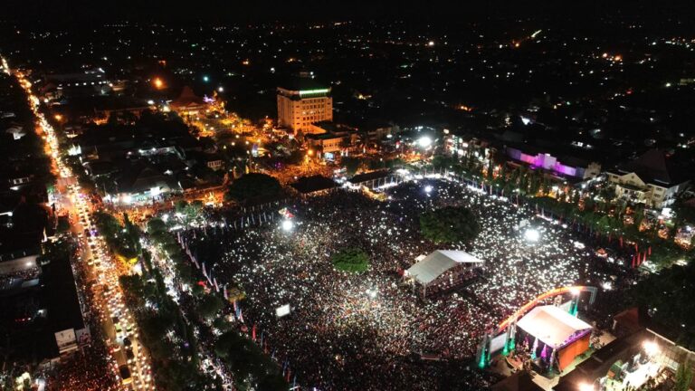 Sobat Ambyar Dan Sobat Ngaji Padati Alun Alun Ponorogo Sobat Ambyar Dan Sobat Ngaji Padati Alun Alun Ponorogo