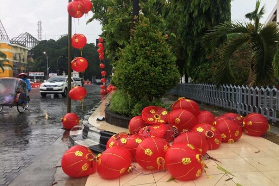 Lampion di Jl. Jensud Solo rusak diterjang hujan badai. (Solopos/Mariyana Ricky)