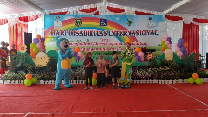 Anak difabel di Kota Madiun dihibur penampilan badut saat memperingati Hari Disabilitas Internasional di Dumilah Park, Selasa (3/12/2019). (Abdul Jalil/Madiunpos.com)