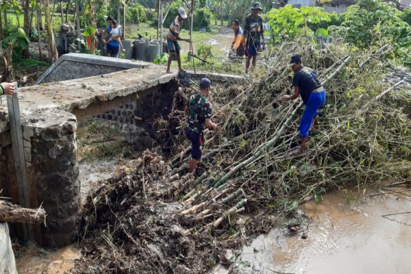 Sungai Meluap Rendam 3 Hektare Sawah dan Halaman SMPN 2 Nglames Madiun