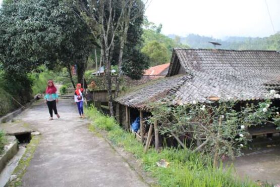 Warga Dukuh Girpasang, Desa Tegalmulyo, Kemalang, Klaten berjalan di kampung mereka di lereng Merapi. (Solopos-Taufiq SIdik Prakoso)