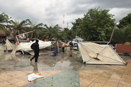 Tenda PKL Taman Pancasila Karanganyar morat-marit diterjang hujan badai, Rabu (4/12/2019). (Solops/Candra Mantovani)