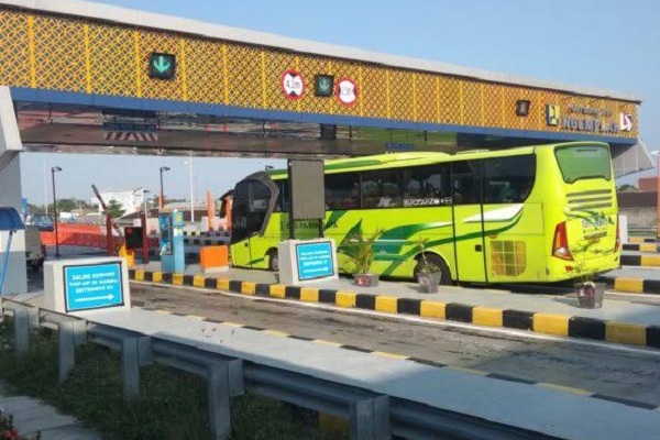 Diterjang Angin Puting, Gerbang Tol Weleri Rusak