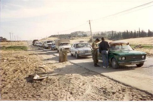 Tentara Israel memblokade jalan di Jabalya, Palestina, selama Intifadhah Pertama, 1988. (Wikimedia.org)