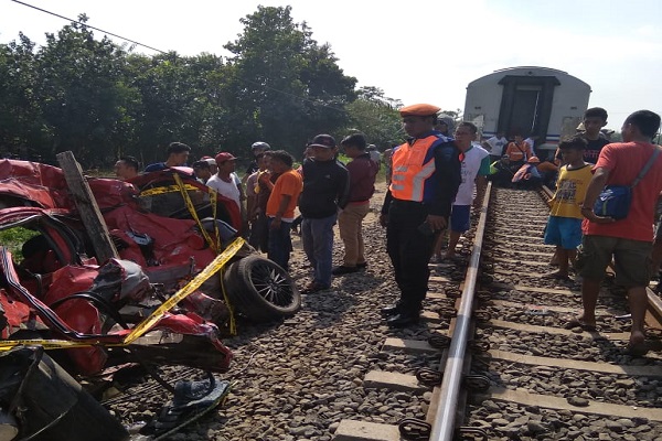 Toyota Yaris Vs KA Kaligung di Kendal, Pasutri Tewas