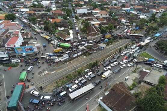 rel layang joglo Arus lalu lintas di palang KA Joglo seusai KA Bandara melintas, Senin (30/12/2019). (Solopos/Burhan Aris)