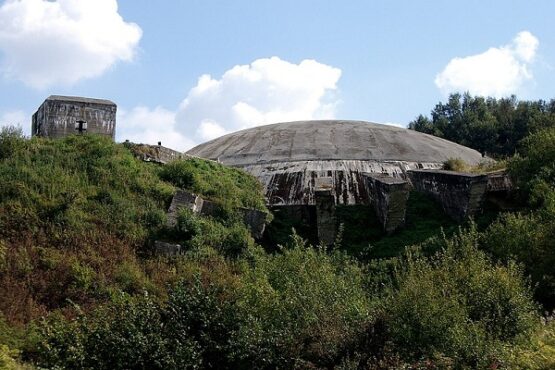 Bunker La Coupole di Prancis yang menjadi salah satu target Operasi Crossbow. (Wikimedia.org)