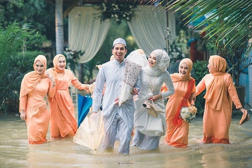 Pengantin di Narathiwat, Thailand yang melangsungkan resepsi pernikahan di tengah banjir, Minggu (1/12/2019). (Facebook-Meen Photographer)