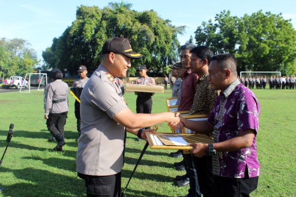 Ismanto, 37, (kanan) warga Sine, Sragen Kota, menerima penghargaan dari Kapolres Sragen AKBP Yimmy Kurniawan di Lapangan Wira Pratama Polres Sragen, Senin (23/12/2019). (Solopos/Tri Rahayu)