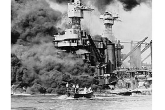 Salah satu kapal milik AS, USS West Virginia, rusak setelah dibombardir pasukan Jepang di Pearl Harbour, Hawaii, 7 Desember 1941. (Wikimedia.org)