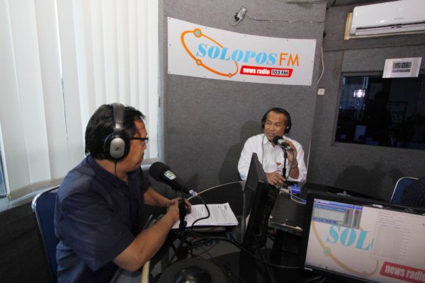 Bupati Wonogiri, Joko Sutopo, yang akrab disapa Jekek saat talkshow di studio Solopos FM, Selasa (7/1/2020). (Solopos/M. Ferri Setiawan)