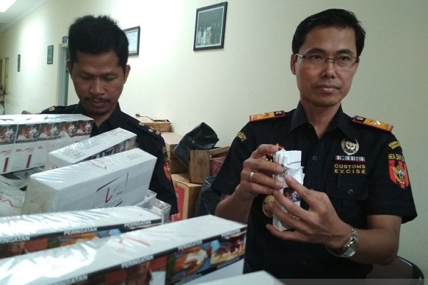 Kepala KPPBC Tipe Madya Kudus Gatot Sugeng Wibowo menunjukkan barang bukti rokok ilegal dari hasil penindakan, Kamis (23/1/2020). (Antara-Akhmad Nazaruddin Lathif)