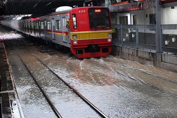 Banjir di Jakarta, Sepuluh KA yang Lewat Madiun Terlambat