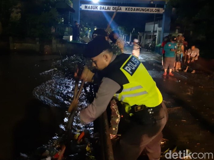 Tersumbat Sampah, Air Sungai Meluap Rendam Permukiman di Pasuruan