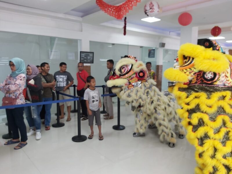 Rayakan Imlek, Lima Barongsai Beraksi di Stasiun Madiun