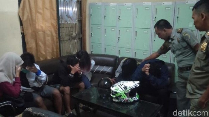 Indehoi di Kamar Indekos, Empat Pasang Muda-Mudi di Tulungagung Terciduk Satpol PP
