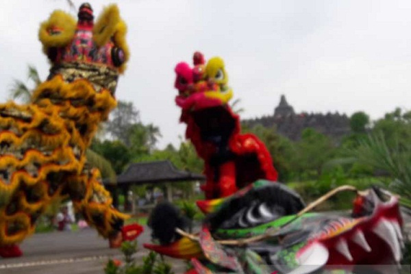 Tim kesenian Barongsai Batalyon Armed 11/Guntur Geni Magelang meramaikan sincia atau perayaan Tahun Baru 2571 Imlek di kawasan Taman Wisata Candi Borobudur, Kabupaten Magelang, Jawa Tengah, Sabtu (25/1/2020). (Antara-Heru Suyitno)