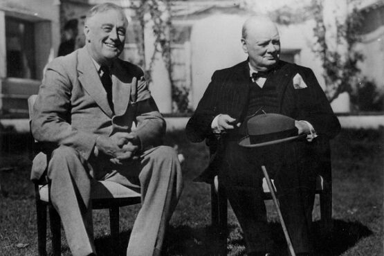 Presiden AS Franklin D. Roosevelt (kiri) dan PM Inggris, Winston Churcill. (Pinterest.com)