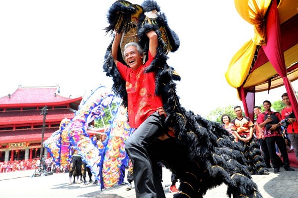 Gubernur Jawa Tengah Ganjar Pranowo menjadi pemain barongsai saat Sincia atau Perayaan Tahun Baru 2571 Imlek di Kelenteng Sam Poo Kong, Kota Semarang, Jawa Tengah, Sabtu (25/1/2020). (Antara-Humas Pemprov Jateng)