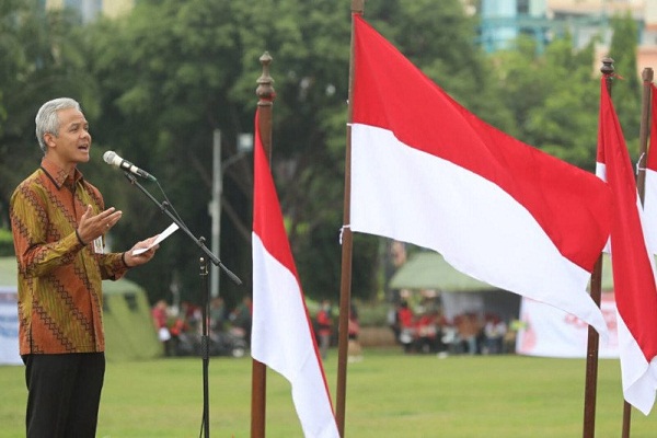 Gubernur Jawa Tengah Ganjar Pranowo saat memimpin Kirab Kebangsaan Merah Putih, Jumat (24/1/2020). (Antara-Humas Pemprov Jateng)