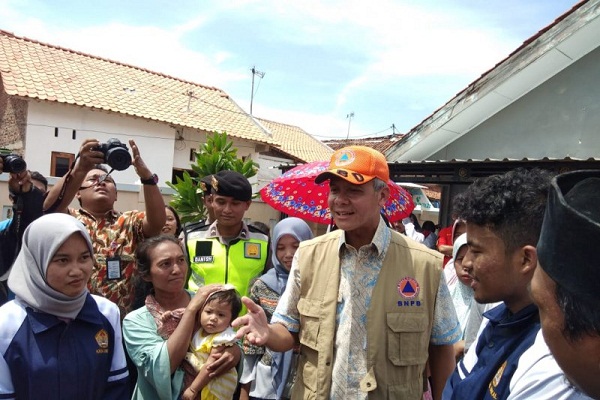 Gubernur Jawa Tengah Ganjar Pranowo disambut oleh warga, mahasiswa, dan siswa Sekolah Dasar Negeri Pabean Kota Pekalongan. Pada saat ini Ganjar mengingatkan warga tidak membuang sampah sembarangan. (Antara-Kutnadi)