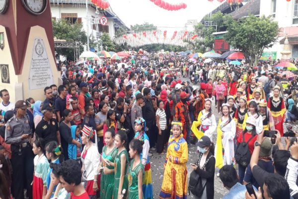 Ribuan warga memadati kawasan Pasar Gede Solo untuk menyaksikan karnaval Grebeg Sudiro, Minggu (19/1/2020). (Solopos/Nicolous Irawan)