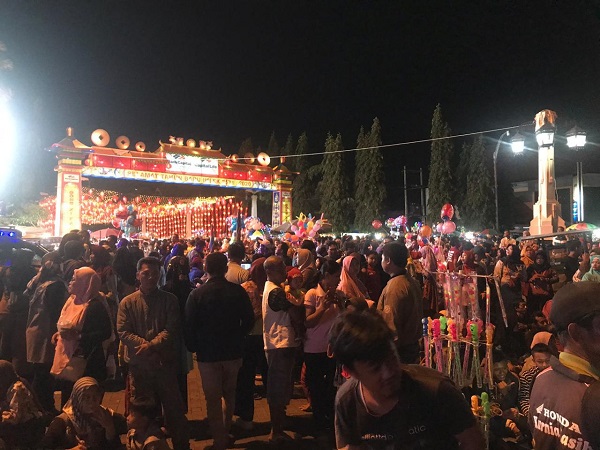 Warga berkumpul di seputaran tugu jam depan Pasar Gede Solo untuk menantikan detik-detik pergantian tahun Imlek, Jumat (24/1/2020) malam. (Solopos/Mariyana Ricky P.D.)