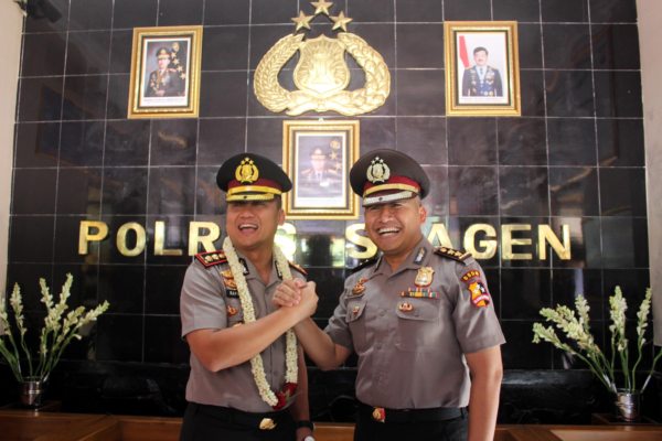 Kapolres Sragen AKBP Rafhael Sandhy Cahya Priyambodo (kiri) berjabat tangan salam komandu dengan seniornya AKBP Yimmy Kurniawan di Mapolres Sragen, Kamis (16/1/2020). (Solopos/Tri Rahayu)