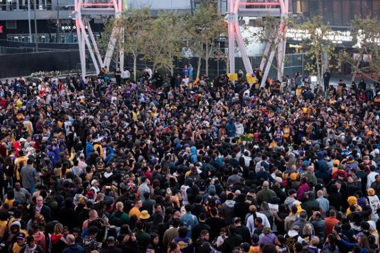 Penggemar memenuhi L.A. Live, Los Angeles, AS untuk memberikan penghormatan kepada Kobe Bryant, Minggu (26/1/2020) malam waktu setempat. (Reuters-Sandy Hooper-USA Today)